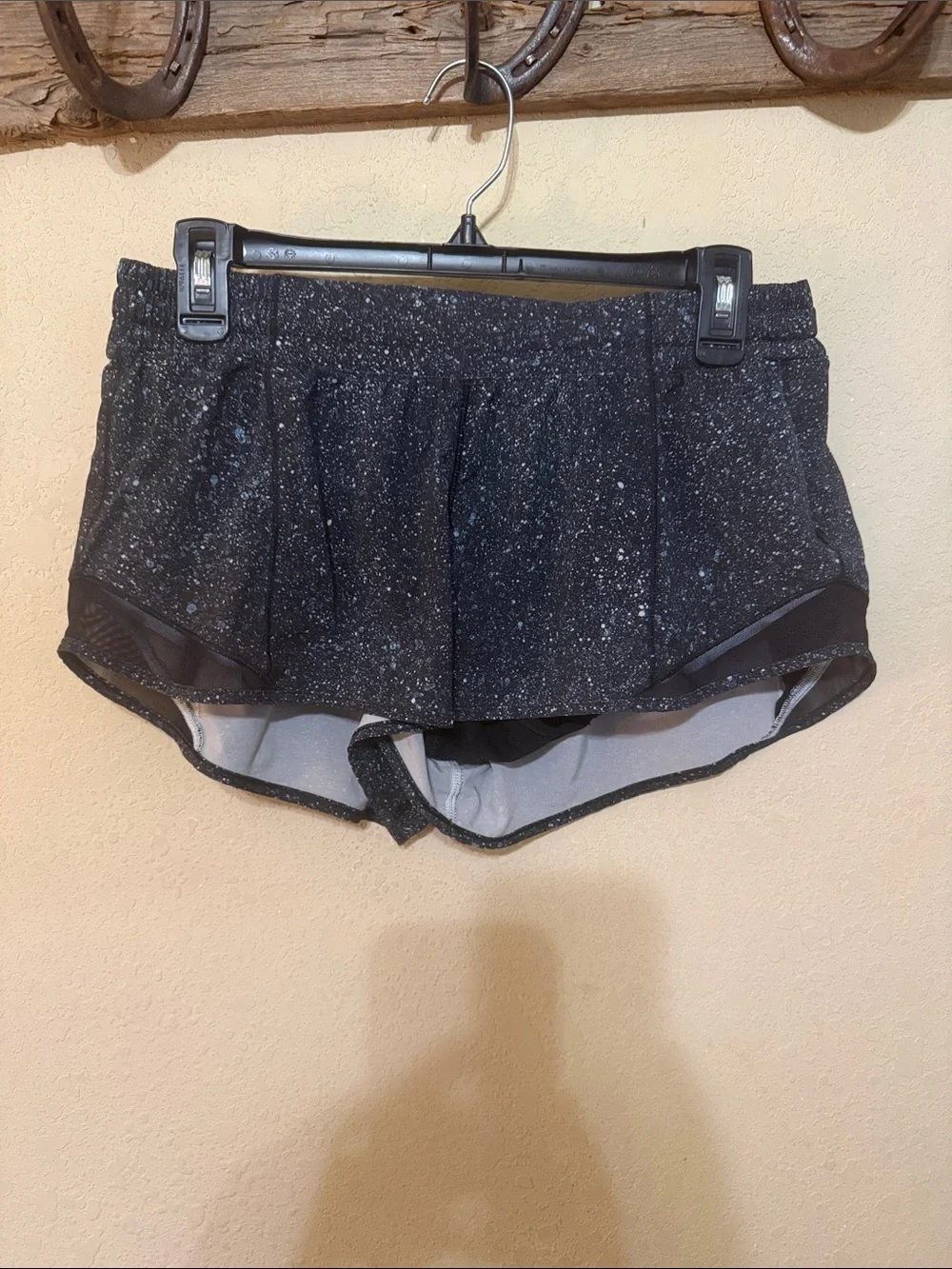 Lululemon hottie hot 2.5” Speckled Black Athletic Shorts with Built-In Liner